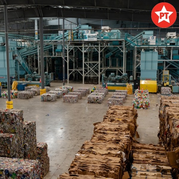 Đội ngũ nhân viên thu mua giấy vụn sẽ đến tận nơi để thẩm định và đánh giá tình trạng